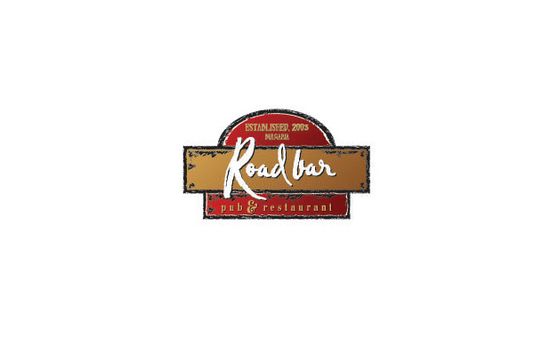 一個帶有酒吧的餐廳logo。logo整體做成一個標牌的形式，復古的顏色配上做舊的感覺，用時還有木質(zhì)的設計給人一種濃烈的西部質(zhì)感